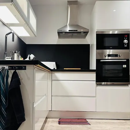 Cosy T2 Climatise Sur Le Port A 5min De La Parking Prive Linge De Bain Et De Lit Fournis Apartman